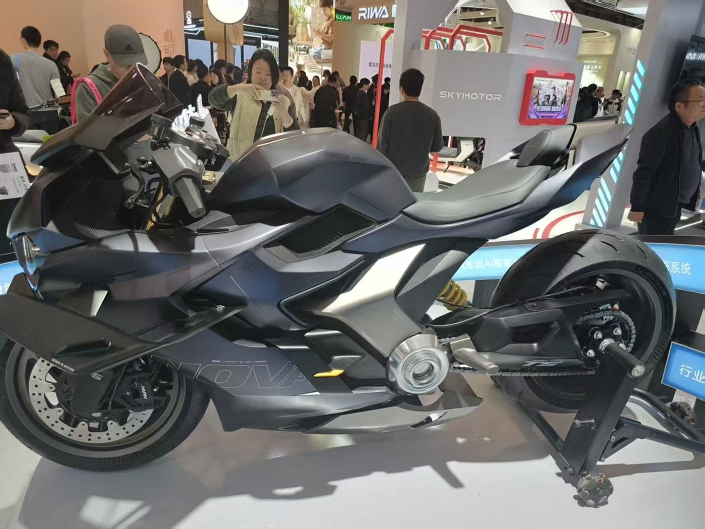 运动型电动摩托 Model B · 展车侧面