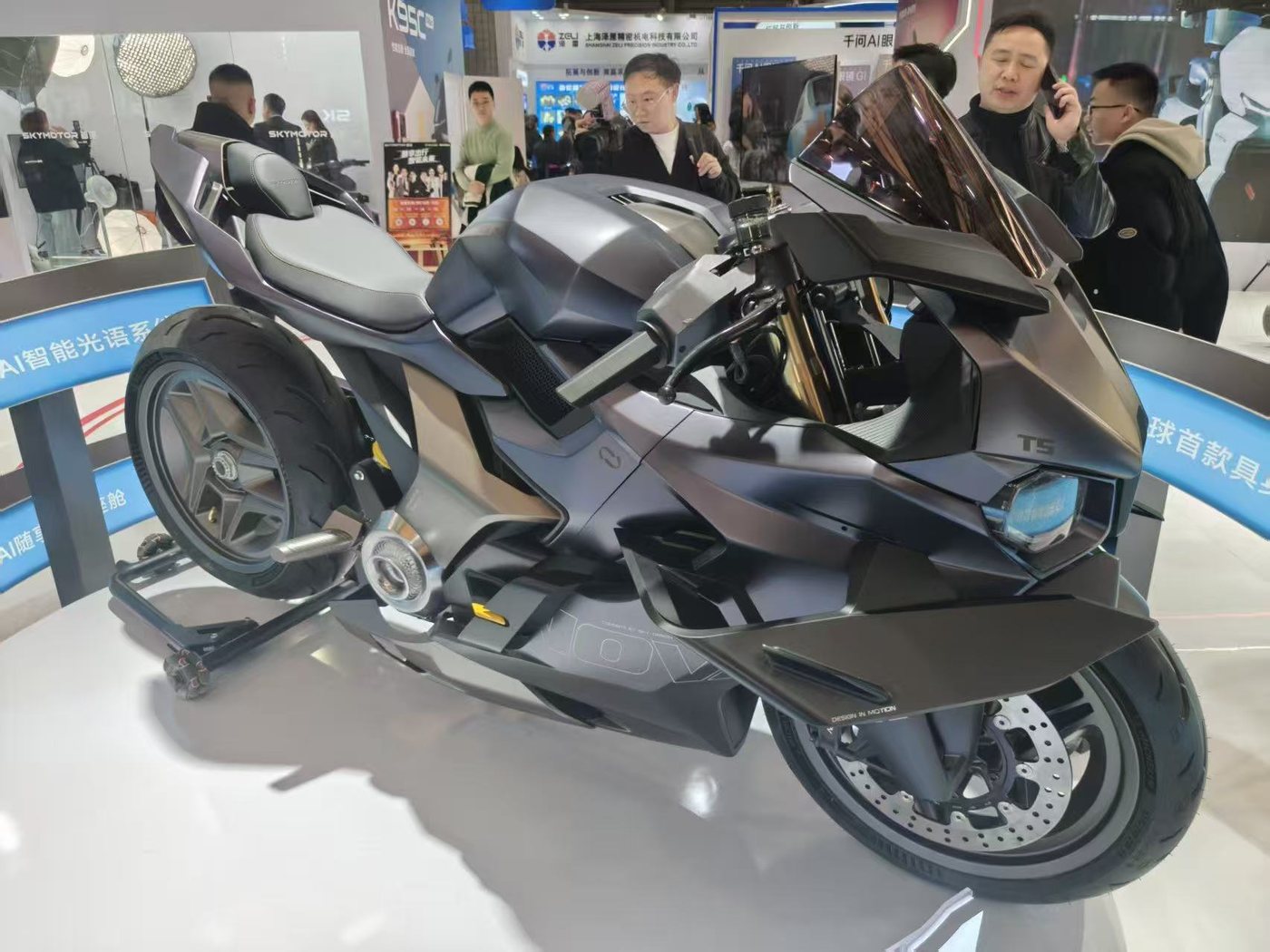 运动型电动摩托 Model B · 整体展示